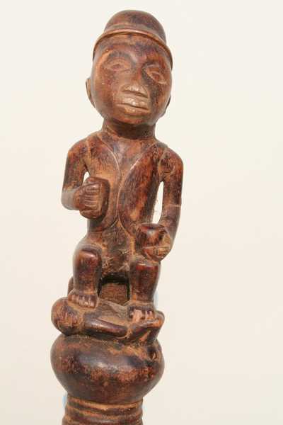 Kongo.(canne), d`afrique : Rép. dém. Congo (Zaire), statuette Kongo.(canne), masque ancien africain Kongo.(canne), art du Rép. dém. Congo (Zaire) - Art Africain, collection privées Belgique. Statue africaine de la tribu des Kongo.(canne), provenant du Rép. dém. Congo (Zaire), (810/1514.)Canne de chef Bas-Congo h.97cm symbole du pouvoir,1ère moitié 20eme sc.Il représente un ancêtre assis sur un tabouret et tenant un gobelet dans chaque main.LE reste de la canne est sculptée de dessins géométriques.Très belle sculpture à patine
ancienne.(Minga)

Kongo chefstaf,symbool van gezag.Yombe97cm h.Bovenop een voorouder neerzittend op een stoel.Hij houdt een pot in ieder hand.De staf is verder  versierd met geometrische tekeningen.1ste helft 20ste eeuw.oude patina.




. art,culture,masque,statue,statuette,pot,ivoire,exposition,expo,masque original,masques,statues,statuettes,pots,expositions,expo,masques originaux,collectionneur d`art,art africain,culture africaine,masque africain,statue africaine,statuette africaine,pot africain,ivoire africain,exposition africain,expo africain,masque origina africainl,masques africains,statues africaines,statuettes africaines,pots africains,expositions africaines,expo africaines,masques originaux  africains,collectionneur d`art africain